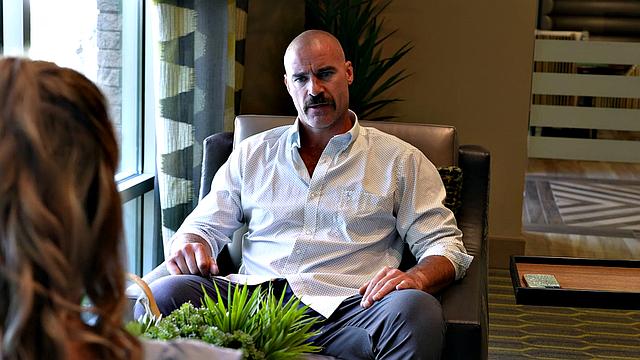 падчерица получает крепкий трах от отчима на диване