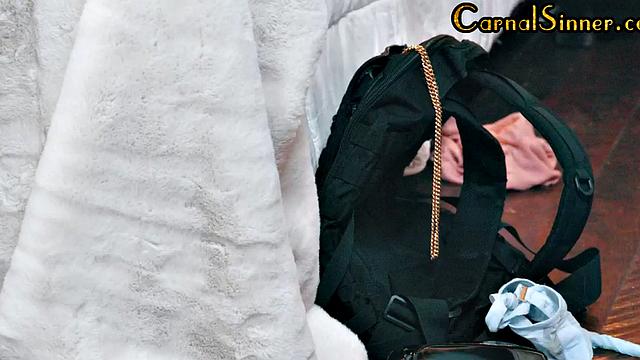 Facesitting lez pleasing each other's muff on bed