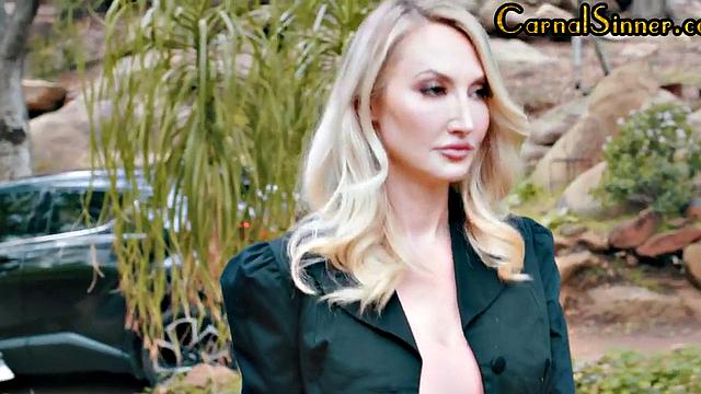 Facesitting lez pleasing each other's muff on bed