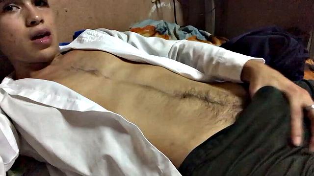 Латино красавец Дантти Кальдерон дрочит на кровати и заливает волосатый живот спермой