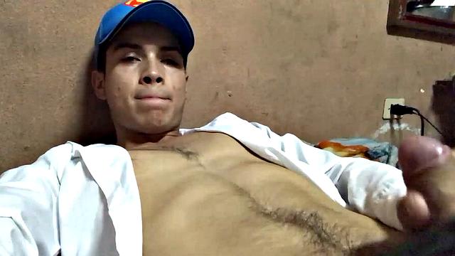 Латино красавец Дантти Кальдерон дрочит на кровати и заливает волосатый живот спермой