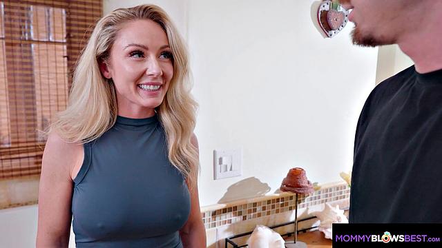 блондинистая милфа решила проверить, чем мастер может похвастаться, кроме гаечного ключа