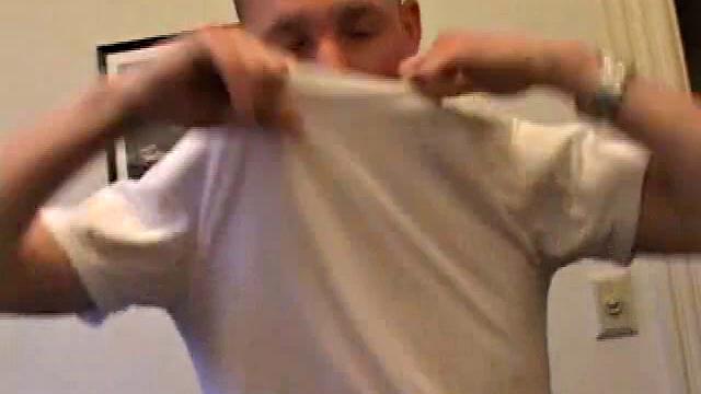 Джей дрочит свой член на камеру
