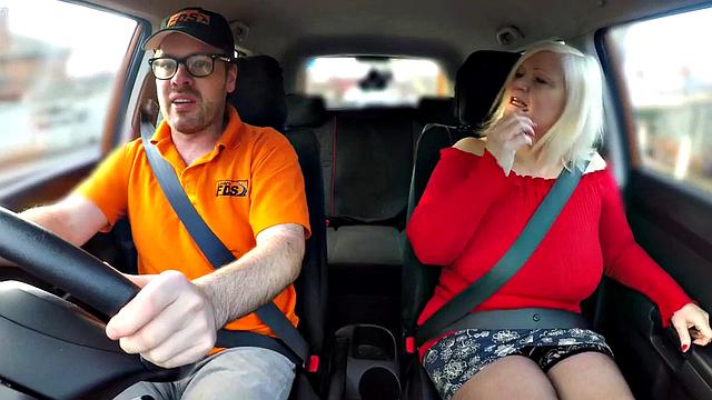 зрелая блондинка с огромными сиськами в чулках отдается инструктору по вождению