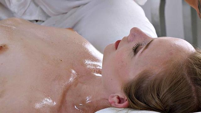 Nympho babe fucked on massage in oiled wet pussy