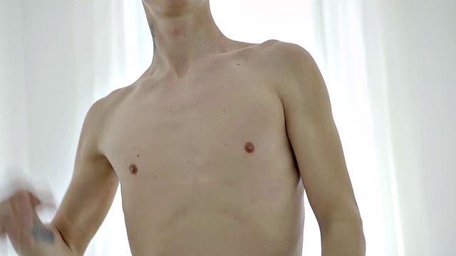 татуированный красавчик дрочит до мощного финиша на камеру