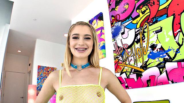 Анастасия жадно раздвигает попку для подруги