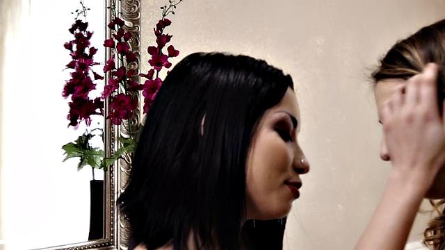 Gorgeous les babes take turns licking pussy