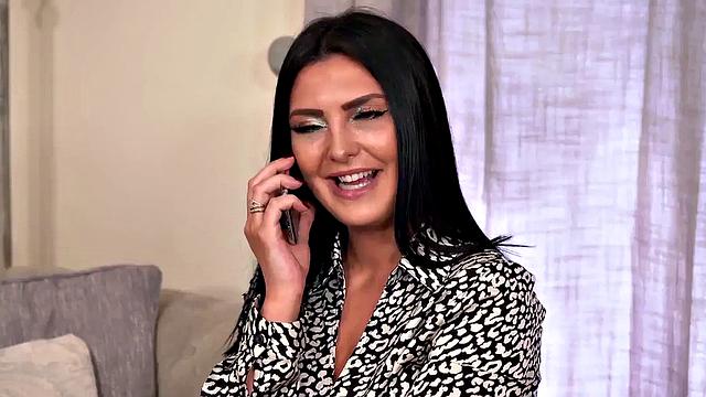 пышногрудая британка кайфует, пока подглядывает за дрочером