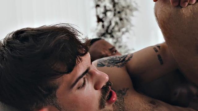 жаркий чёрный спортсмен жёстко трахает латинского красавца после глубокого минета