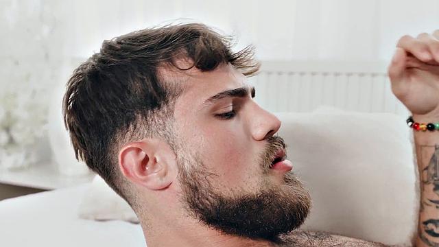 жаркий чёрный спортсмен жёстко трахает латинского красавца после глубокого минета