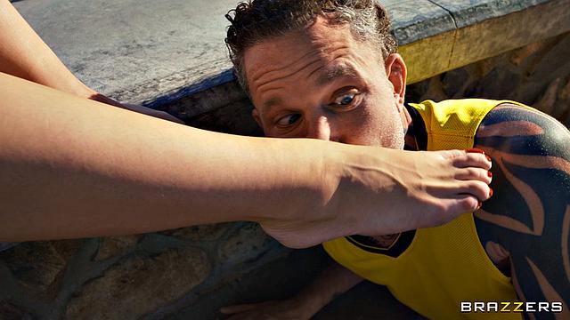 рыжая потроллила бегуна: сперма на ступнях и киска во влажном кайфе