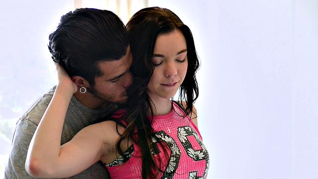 брюнетка гоняет жирный хоризо по ротику, сисям и киске