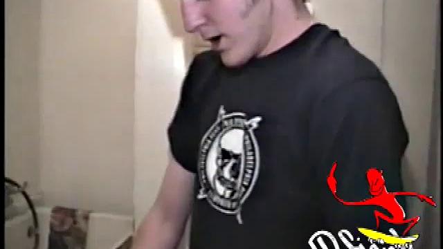 Камера застаёт Донателло за дрочкой на стиралке с порно-журналом