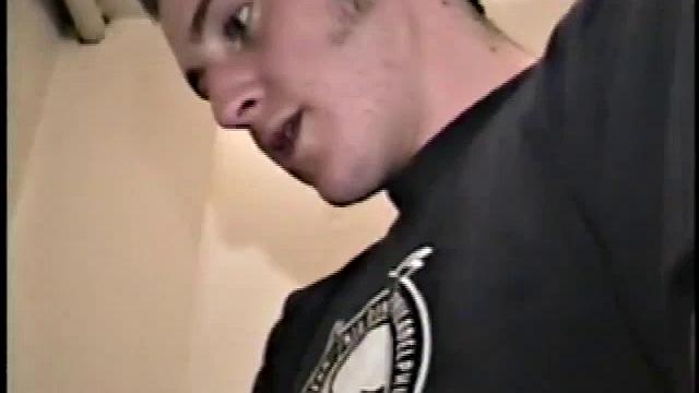 Камера застаёт Донателло за дрочкой на стиралке с порно-журналом