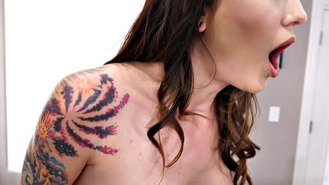 Bisexuals enjoy wild bitch in threesome in pussy