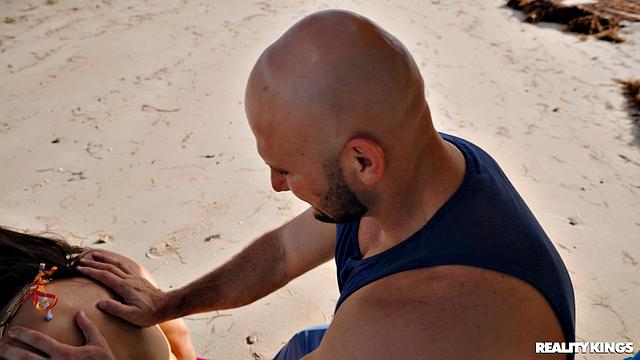 на пляже не нашлось милф, зато нашлась смазливая Lilly Hall - масла побольше, давай потремся по-взрослому!