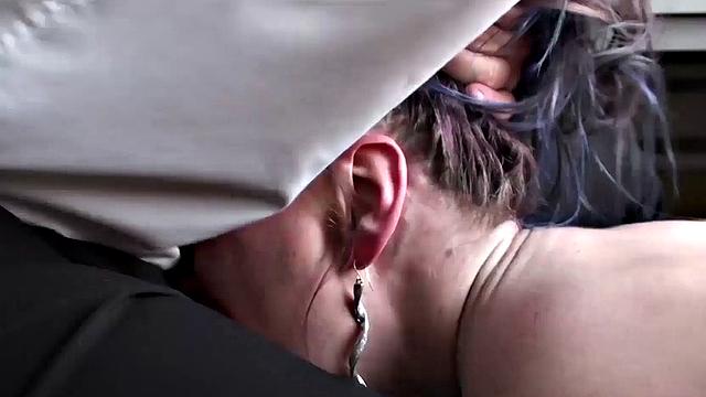 опытная шлюха получает жёсткий анал и глотает сперму