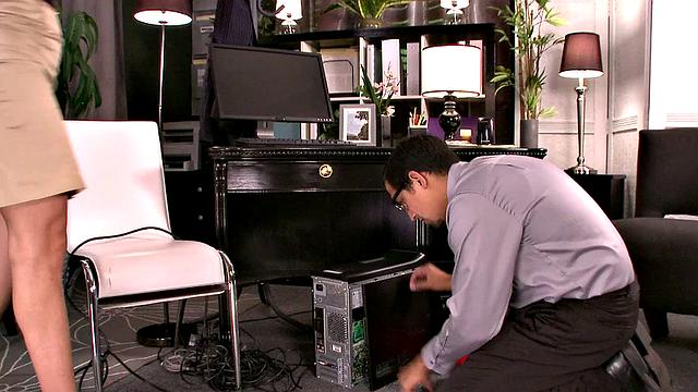 брюнетка Эми Андерссен с огромными сиськами дрочит и трахается в офисе