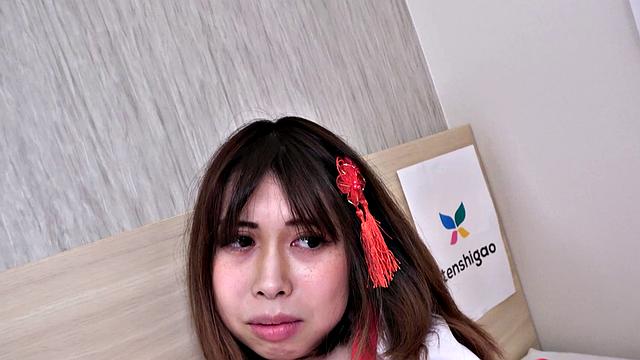 Рисако Гото в костюме дрочит и получает сперму в киску