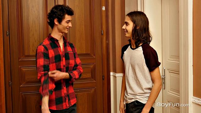 Два парня не тянут резину - жарят друг друга по полной, а соседи только завидуют такой страсти.