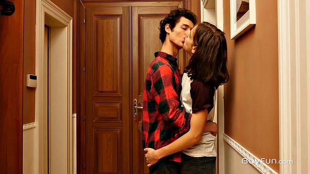 Два парня не тянут резину - жарят друг друга по полной, а соседи только завидуют такой страсти.