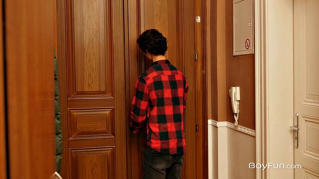 Два парня не тянут резину - жарят друг друга по полной, а соседи только завидуют такой страсти.