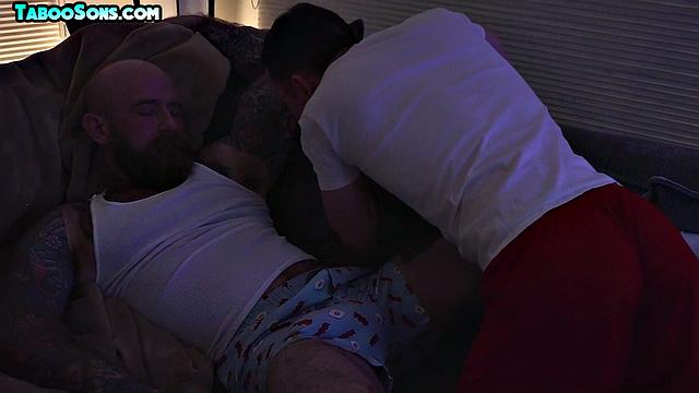 волосатый татуированный папик жестко ебет гладких парней