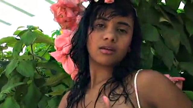 Tobie Teen Fingering Orgasm Outdoor