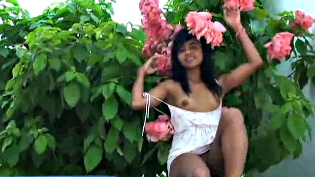 Tobie Teen Fingering Orgasm Outdoor