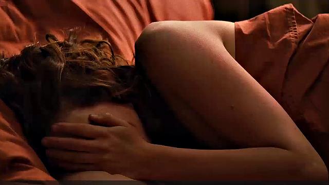 смотри, как энн хэтэуэй жарко трахается в кровати