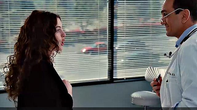 смотри, как энн хэтэуэй жарко трахается в кровати