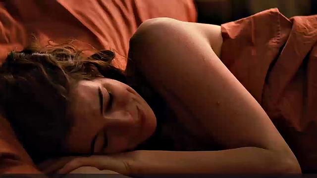 смотри, как энн хэтэуэй жарко трахается в кровати