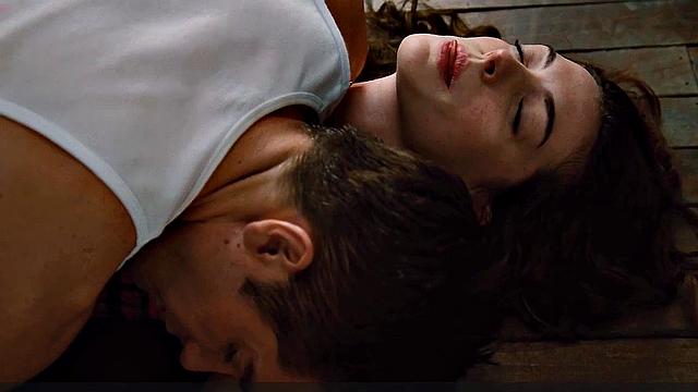 смотри, как энн хэтэуэй жарко трахается в кровати