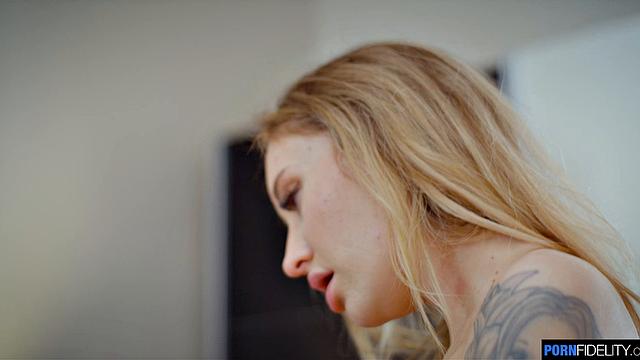 смотри как айви маддокс высасывает нику россу яйца своими сиськами и ртом