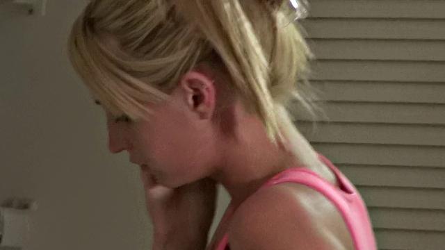 блондинка спалилась за стиркой и оттрахалась на чужой кровати