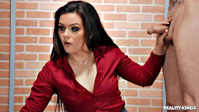 Кимбер Вудс устраивает бдсм-оргии на рабочем месте и ловит сперму на лицо от коллег по офису.