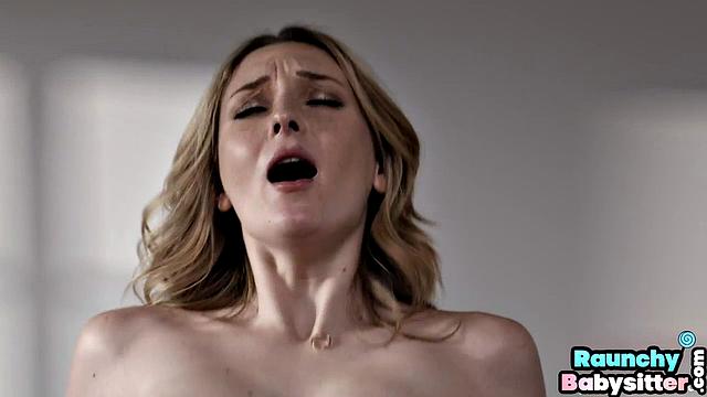 Горячая няня устраивает секс с начальником после прелюдии.