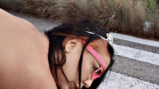 латинка в очках сосёт и скачет на члене на улице