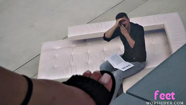 Грудастая обожает анальный, дрочит ногами и ждет мощный трах в жопу.