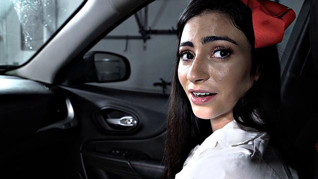 школьная форма слетает быстрее, чем оценки у Джули Кей