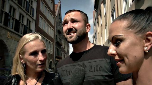 смотри, как блондинка кончает на природе