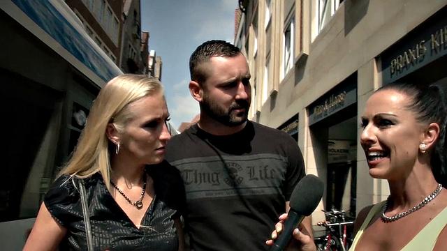 смотри, как блондинка кончает на природе