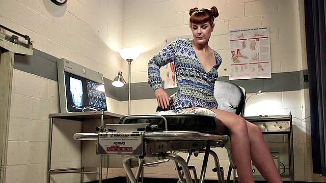 Dyke redhead seduces lez beauty b4 fingering her pussy