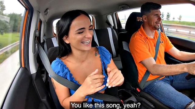 сочная малышка скачет на члене в машине