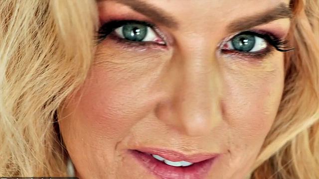 Taylor Leigh plugs her new book... and pussy!