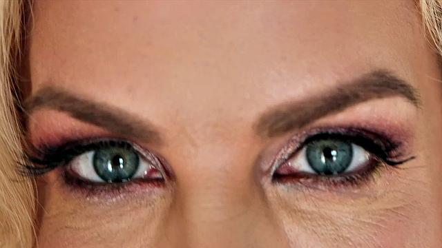 Taylor Leigh plugs her new book... and pussy!