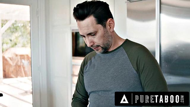 Доминант трахает безработную соседку Jennifer White и держит её на коротком поводке зависимостей.