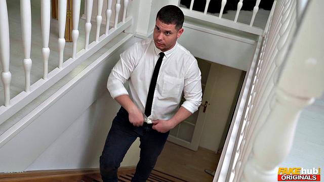 Рыжая Чарли Ред устраивает жаркий секс с продавцами в мебельном магазине