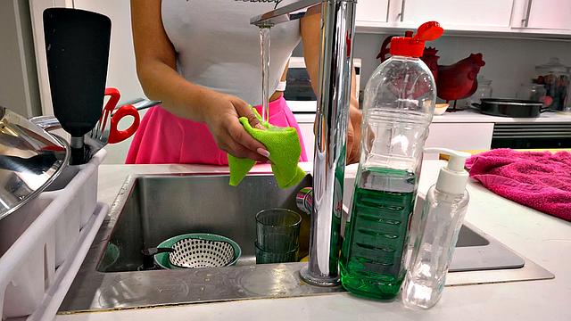 Татуированная горничная мажет сиськи маслом, берет бабки и пускает в очко